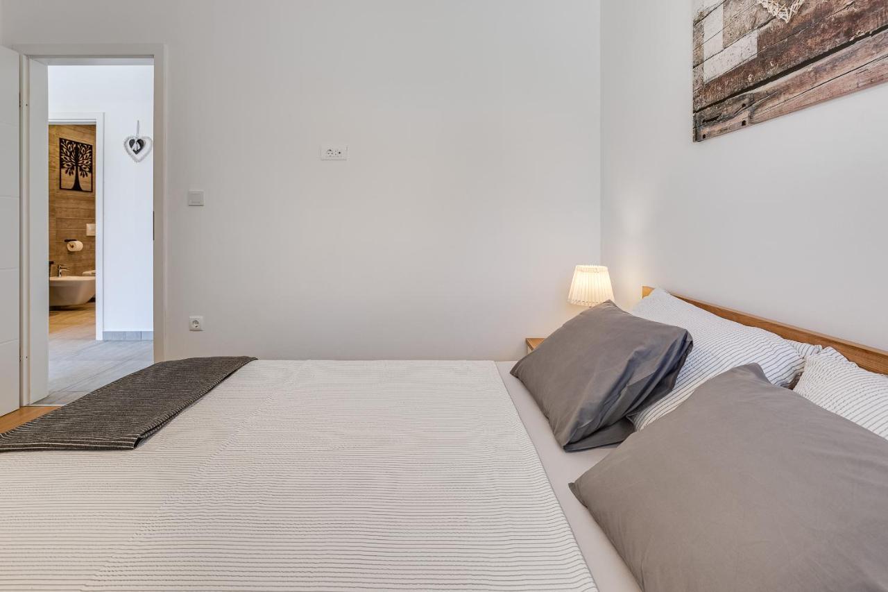פטרצ'אנה Apartments Juraj מראה חיצוני תמונה